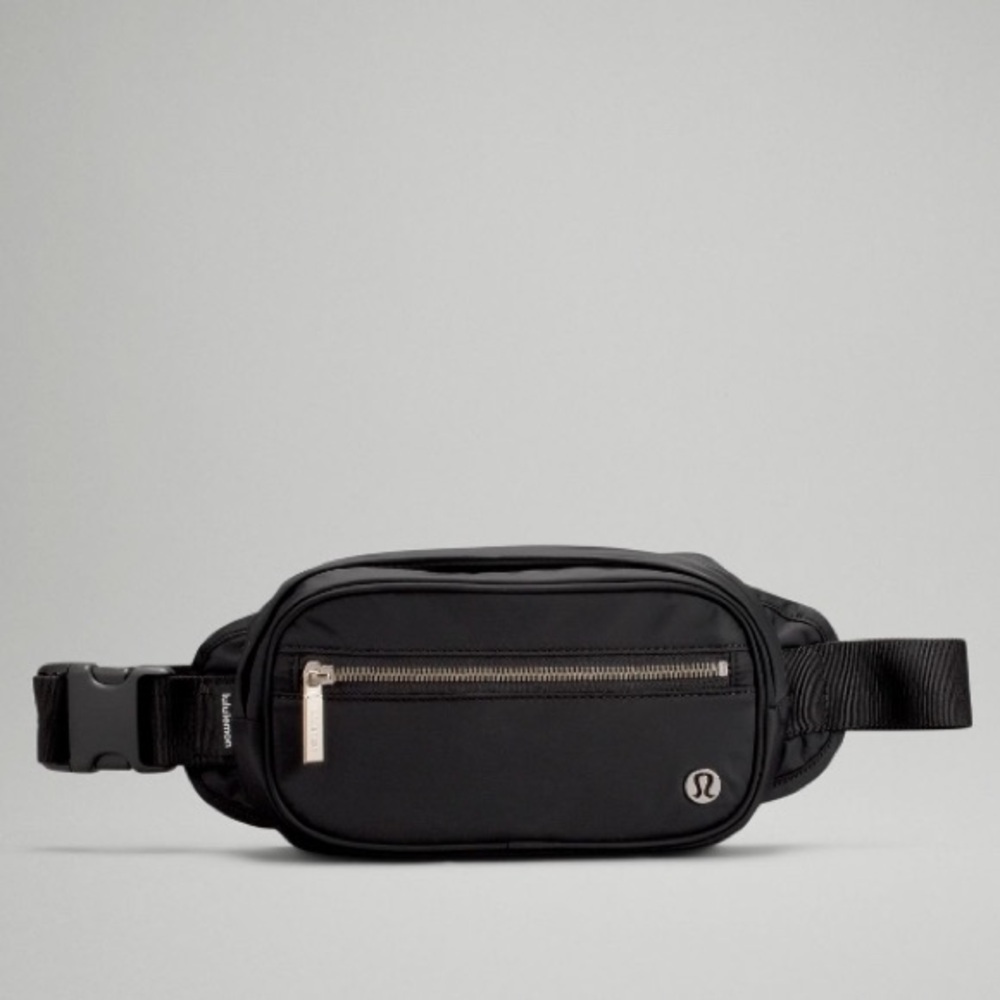 Lululemon Wanderlust Belt Bag 1.8 L with metal detail